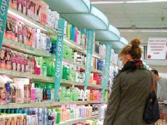 A furat produse cosmetice dintr-un magazin alimentar